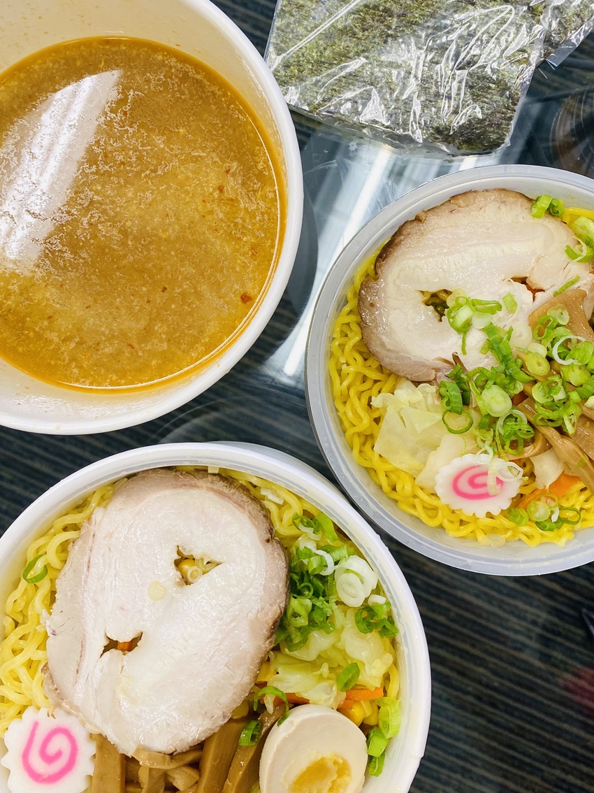 麺とスープがセパレートの容器に...