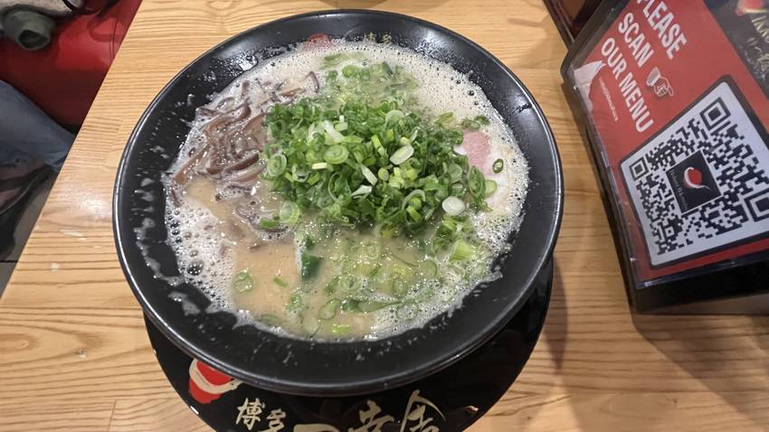 定番の豚骨ラーメン インパクト...