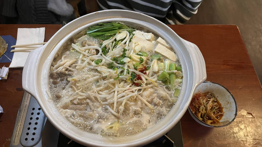 もつ鍋は具沢山で食べ応えがあり...