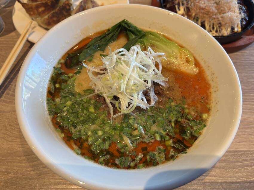 新作の担々麺🔥 こだわりのスー...