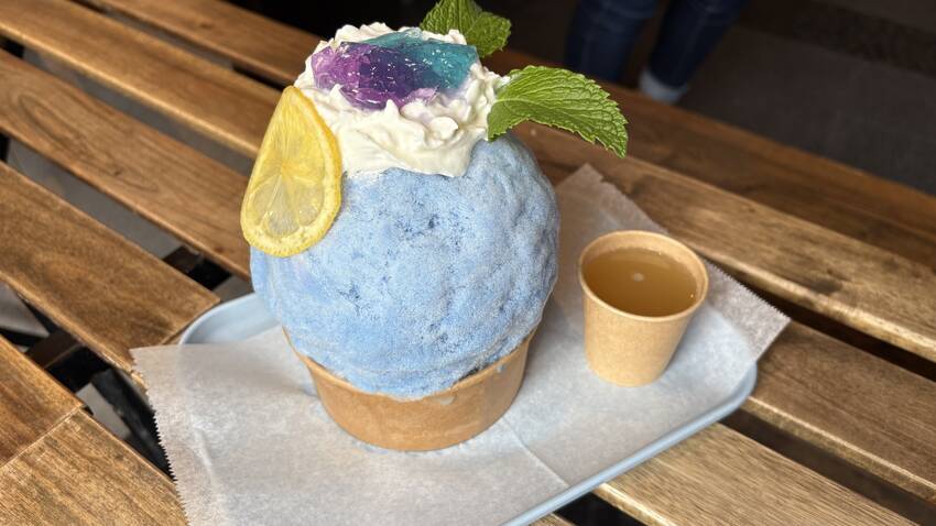 レモンシロップを上からかけると...