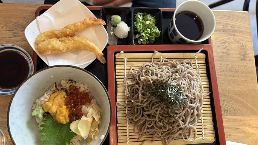 ざるそば＋海老天＋ウニいくら丼...