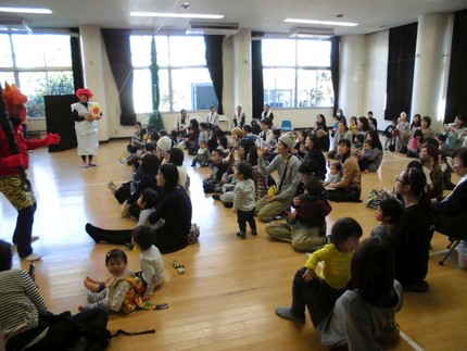 喜んではしゃぐ子もいれば・・・