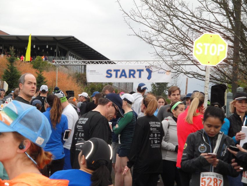 10 Kmレーススタート前の賑...