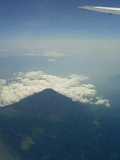 下に見える富士山