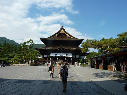 瀬戸焼の常夜燈 in 善光寺　...