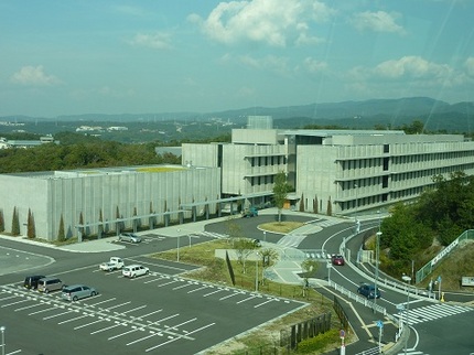新しい、なぞの建物