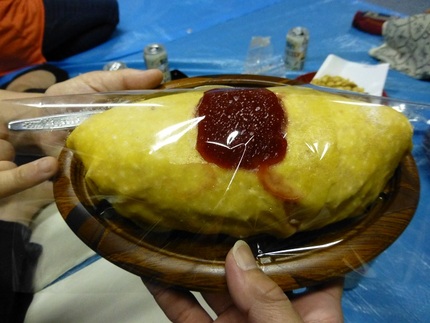 オムレツを模したクレープケーキ...