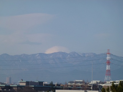 今朝の富士山です。白い傘をかぶ...
