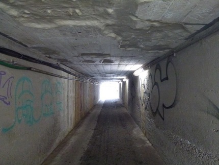 トンネルに入ると、壁には落書き...