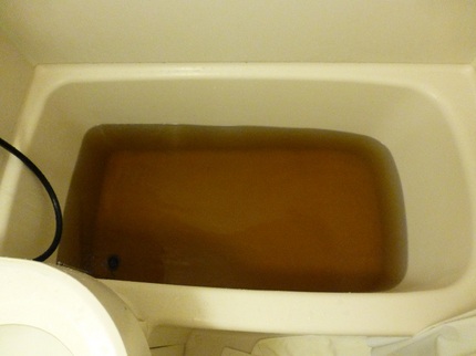 お湯が茶色です。
