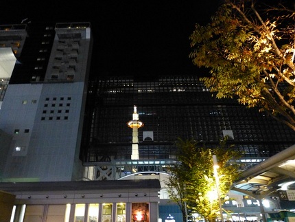 京都駅に写っている京都タワーで...