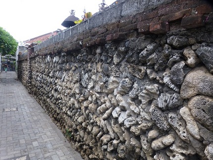 サンゴの塀
