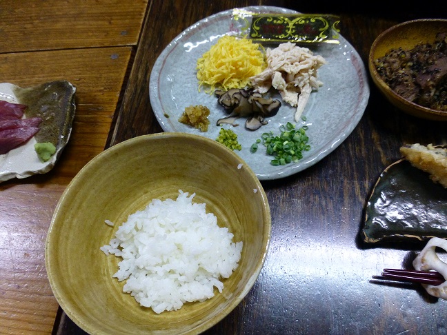 皿にある具をご飯にのせます。