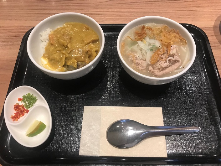 朝食：ココナッツチキンカレーと...