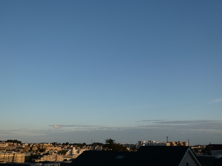 16時半頃、快晴、東の空