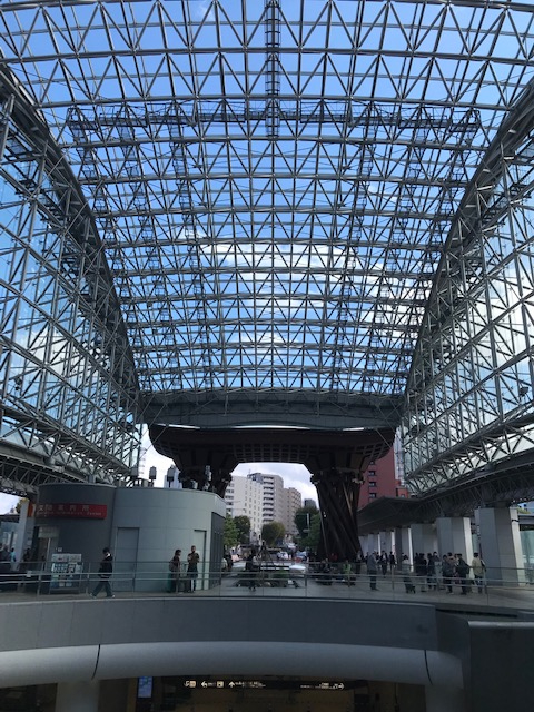 金沢駅兼六園口側