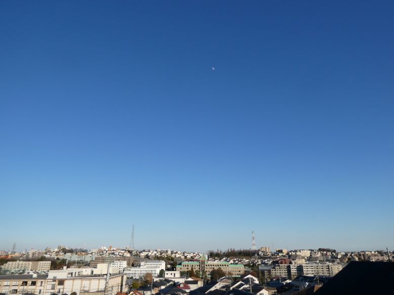雲一つなく、お月様が見えた..