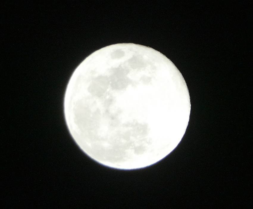 昨晩21時半頃の月齢15の満月