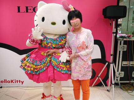 キティちゃんと記念撮影　（●＾...