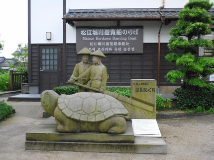 松江城を囲む約3.7kmの堀川...