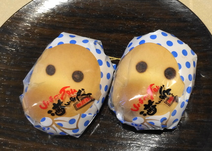 青い水玉の手ぬぐいを頭に巻いた...