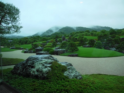 遠くの山を借景に ｡.:♪＊:...