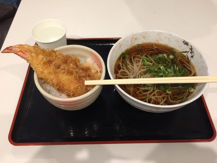 羽田空港で かけそばとミニ天丼...