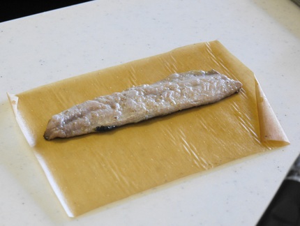 包むだけで燻製風味になるという...