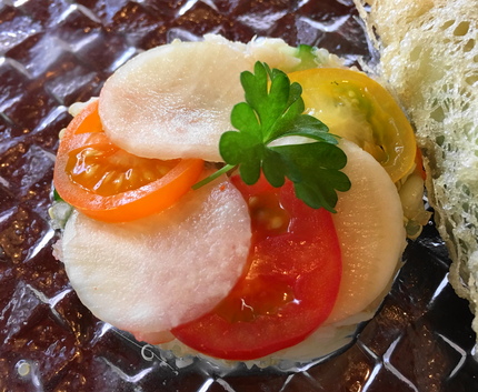 ミニトマトとカブラの下に キア...
