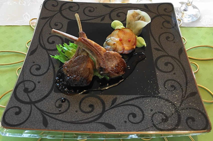 骨付き仔羊のポワレ　にんにく風...