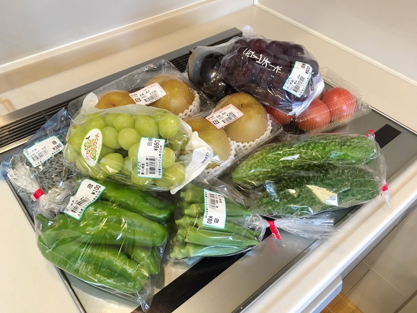 で 昨日買ったお野菜と果物です...