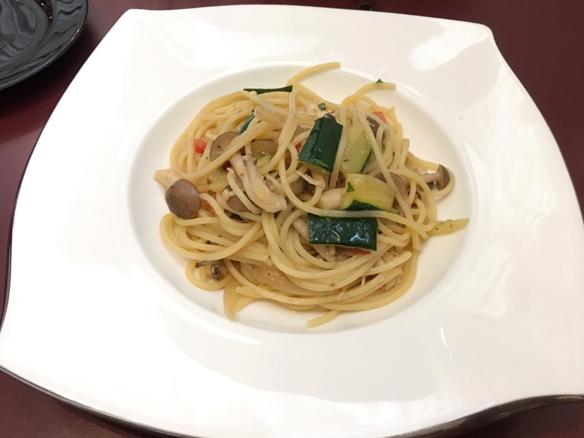 蒸し鶏とズッキーニのアーリオオ...