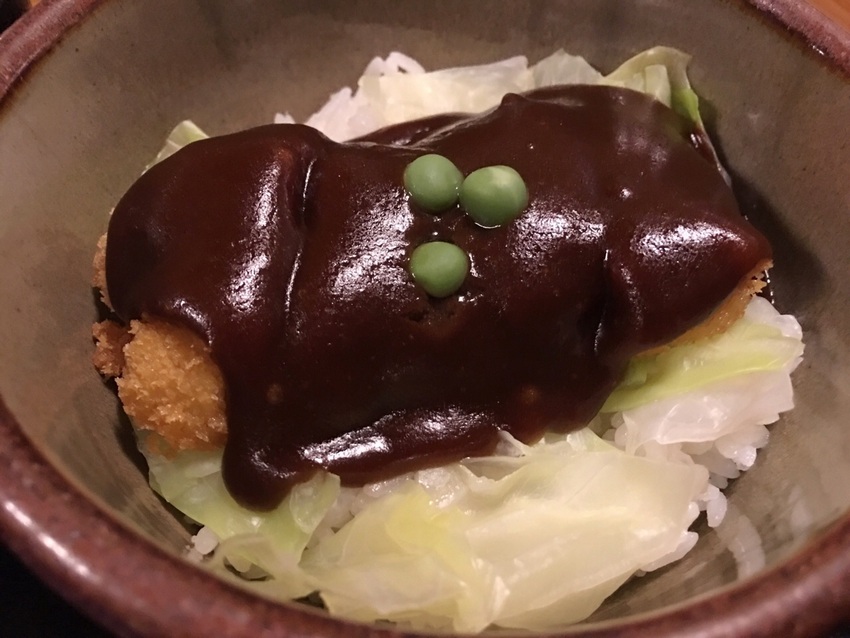 ドミグラソースカツ丼 ご飯の上...