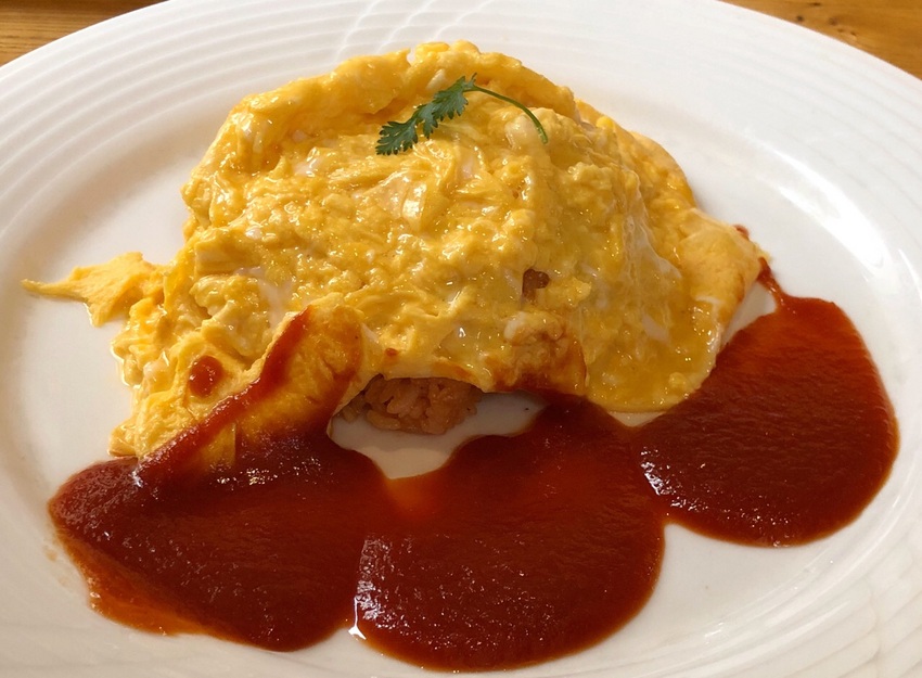 とろとろ卵のオムライスにトマト...