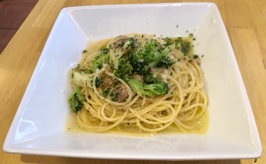 香ばしく炒めたツナとブロッコリ...