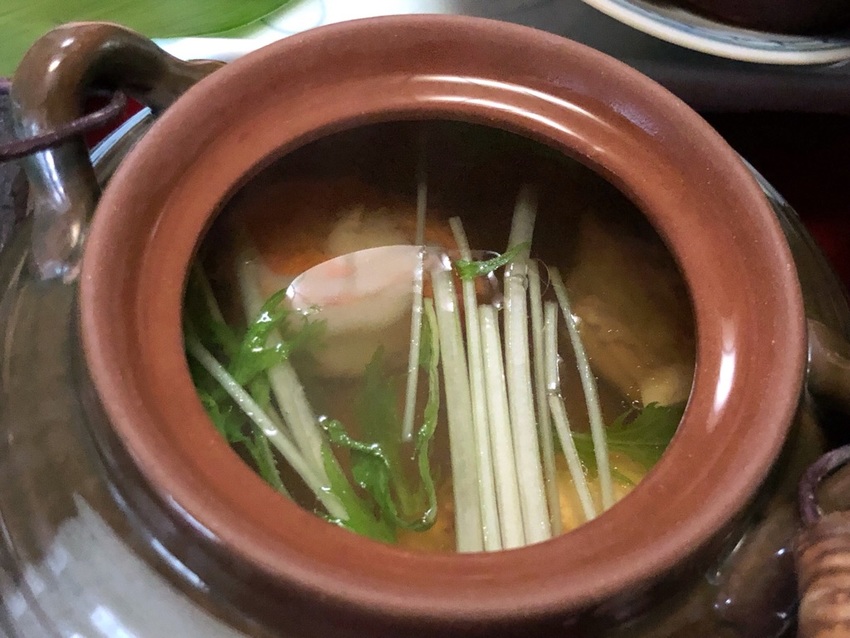 土瓶蒸しは 松茸、海老、鶏肉、...