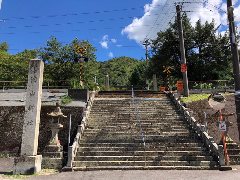 佐賀・珍百景！ 境内に列車が！...