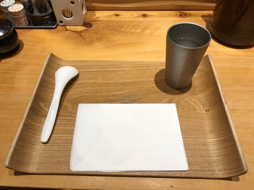 四角の紙は 紙エプロン それを...