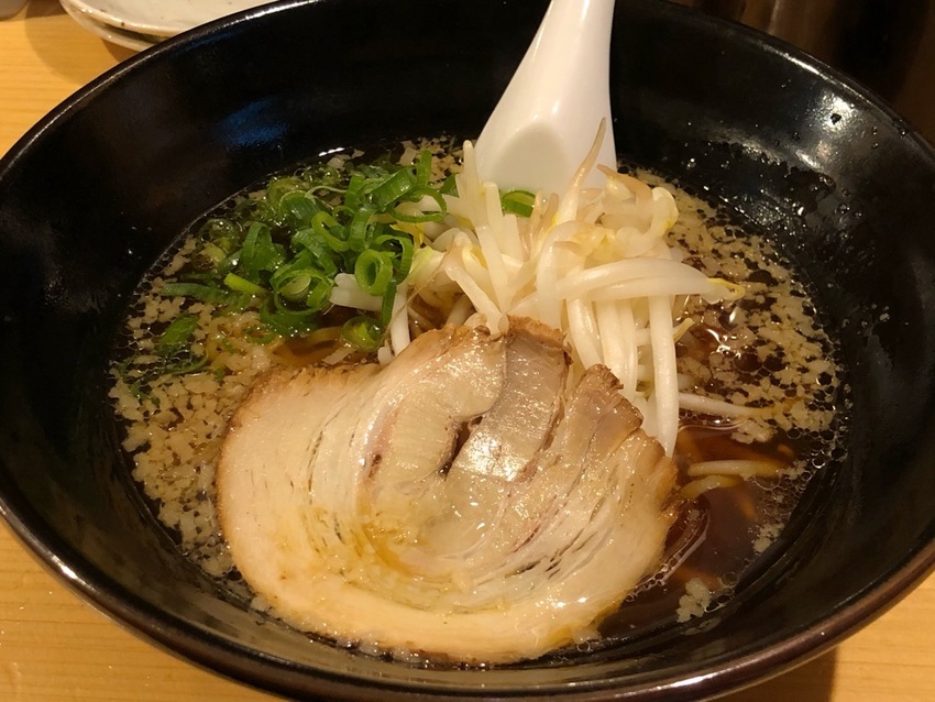 らーめん 黒 濃口醤油だれに背...