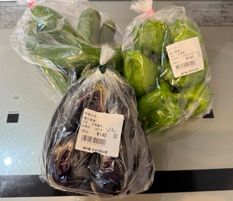 で買った野菜です！きゅうりはわさび漬けになすびは辛子付けに！...