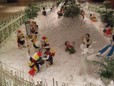 クリスマスツリーの下には、こん...