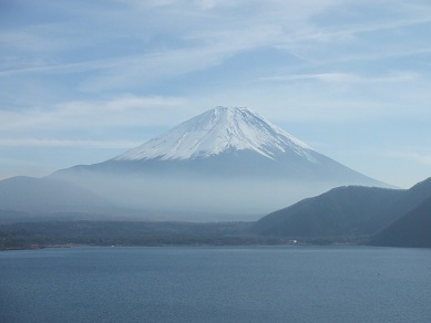 本栖湖から望む雪富士。