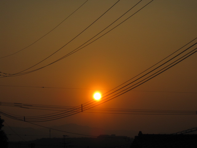 霞みとともに暮れゆく夕日。