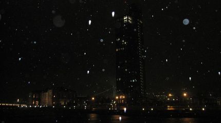 雨に煙る夜の海辺・・・