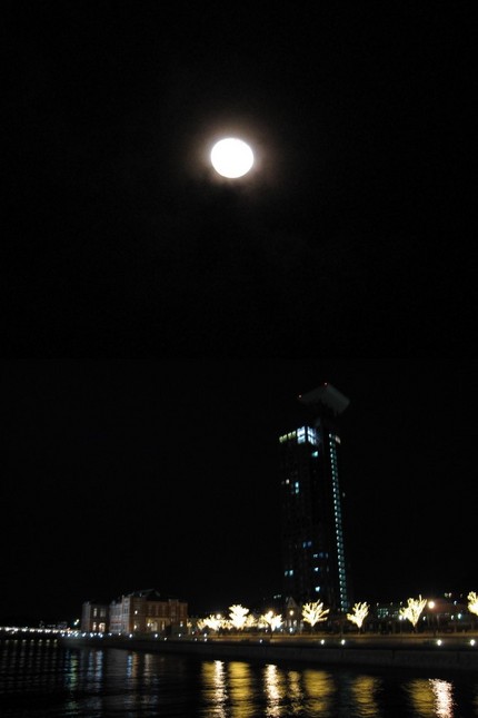 海辺の夜景と立待月