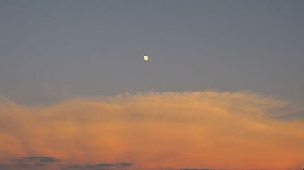 茜雲からの宵月