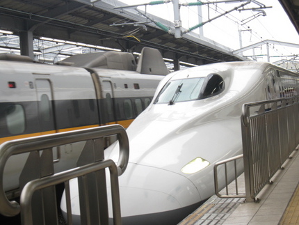 台風を背に・・・新幹線のぞみは...