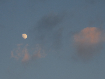 夕の風景〜緋色に光る壁と十三夜