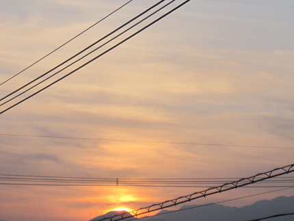 細い月夜の前の夕暮れ色